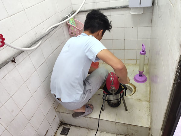 嘉鱼管道堵塞冒臭气 专业师傅现场解决问题