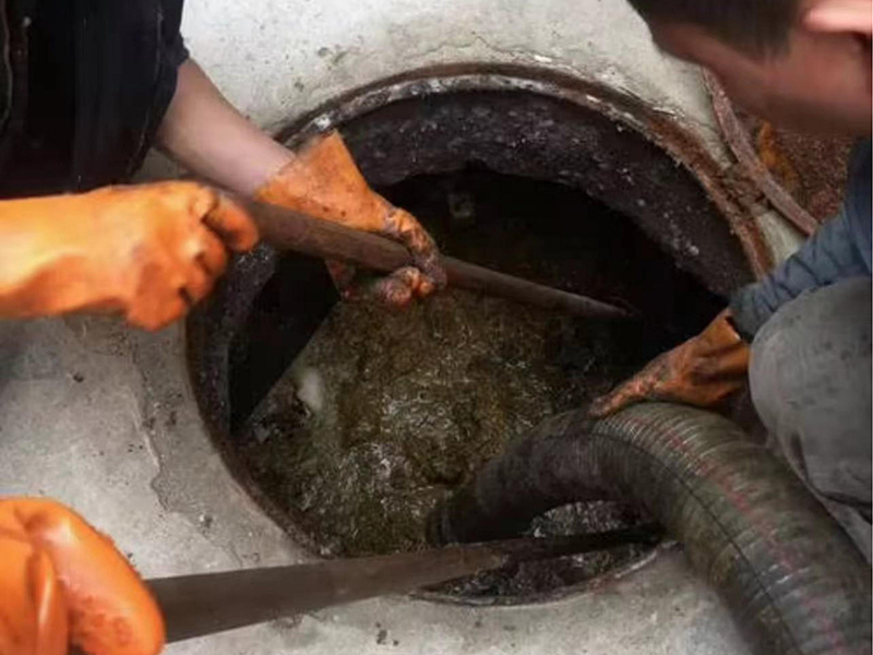 嘉鱼清理化粪池时如何避免沼气的危害？